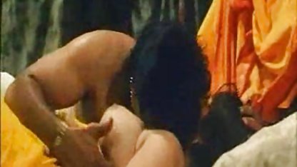 सुंदर लड़की चूना खुद पर के तालिका मूवी सेक्सी बीएफ