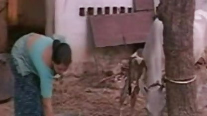 टक्कर लगी है सेक्सी भोजपुरी हिंदी फिल्म एक पतला पर एक लाल सोफे