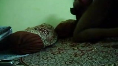 एक लड़की के एक लाल अंडरवियर में था फुल सेक्सी हिंदी वीडियो